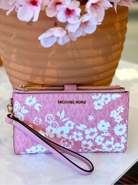 MICHAEL KORS JST Lg Double Zip Printed Sign Logo Wristlet Wallet
CARNATION NWT
